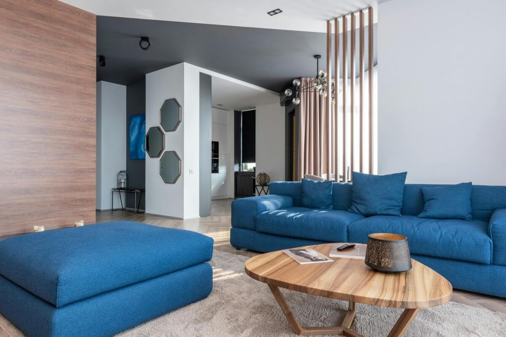 salotto moderno con divano blu e tavolo in legno