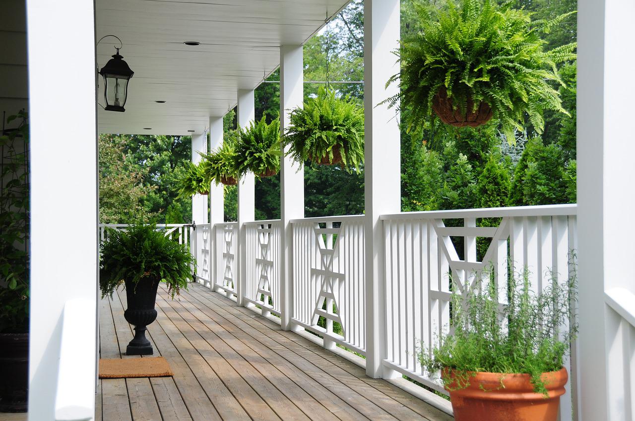 Come creare privacy in balcone: ecco l'arredamento più adatto