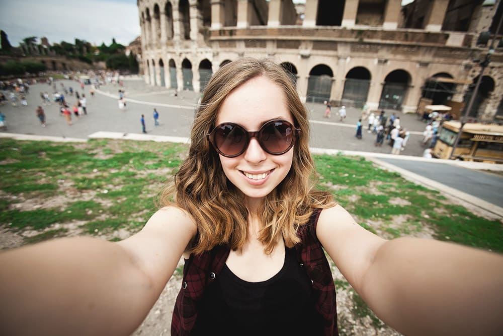 selfie con sfondo colosseo