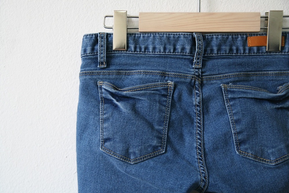 paio di jeans appeso al muro