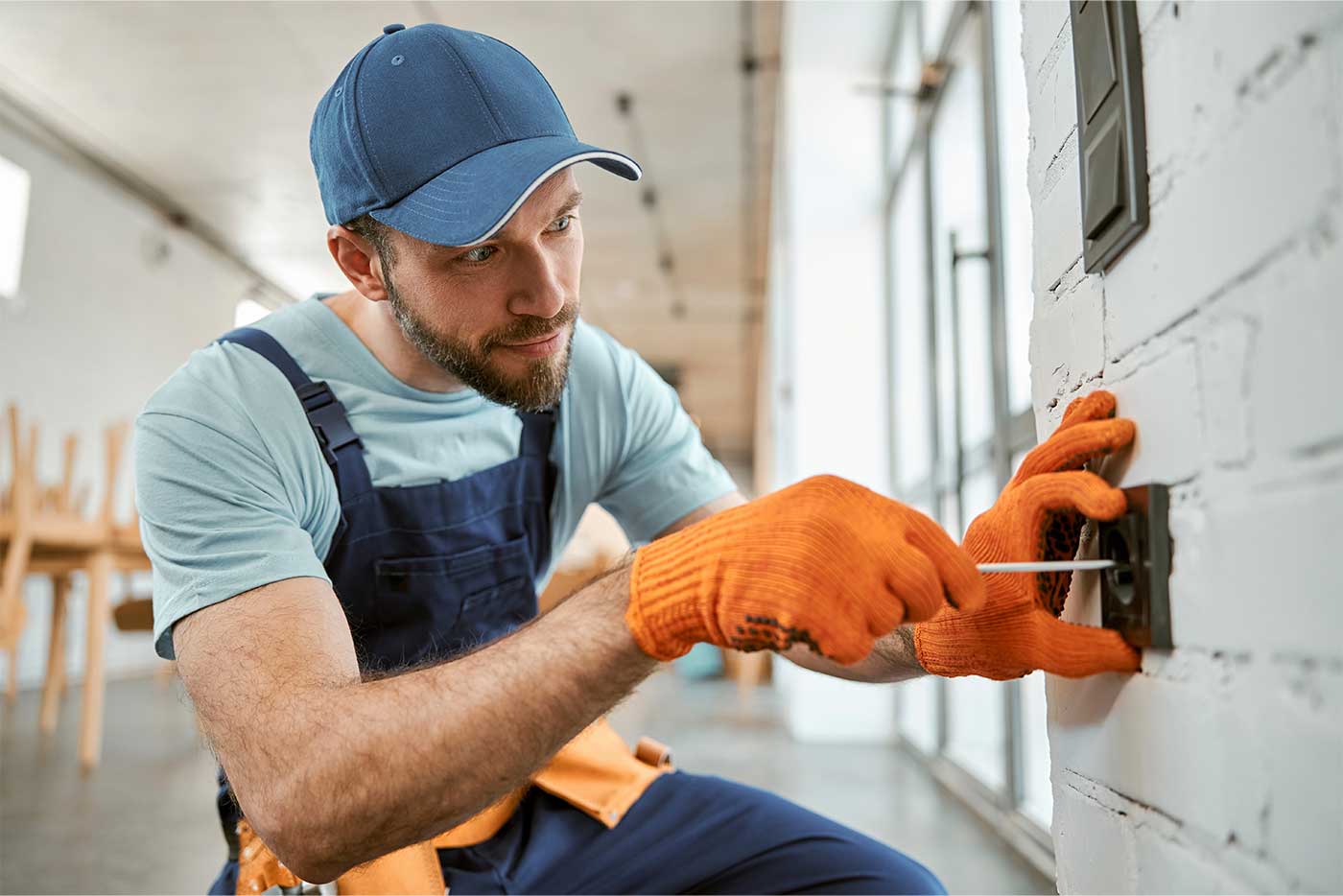 giovane tuttofare esegue lavori di ristrutturazione