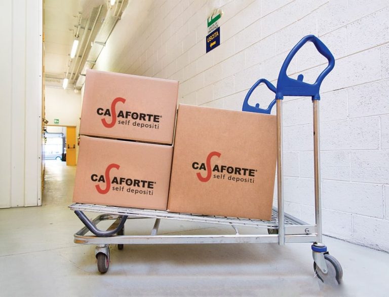 carrello con scatoloni