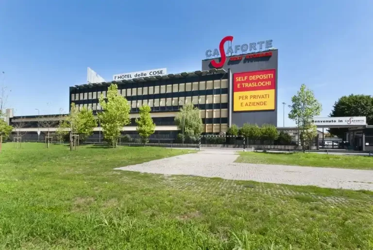 grande edificio con finestre bianche con ingresso parcheggio esterno