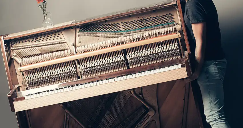 ragazzo solleva un pianoforte